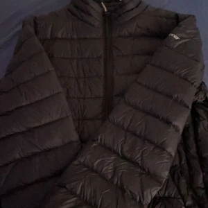 Luft jacka tuxer - Jag säljer denna jacka för billigt eftersom den inte kommer till användning, istället för att slänga kan den komma till andra händer☺️Inga slitningar och inga skador i jackan❤️intresserad eller fler bilder kontakta alltid snabba svar.