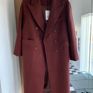 Brun kappa  - Brun kappa från nakd. Aldrig använd med prislappen kvar. Stl 36, köparen står för frakten!