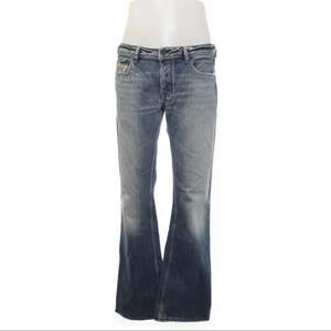 Low waisted bootcut diesel industries jeans made in italy. Perfekt fade och distressing. W33 L34.