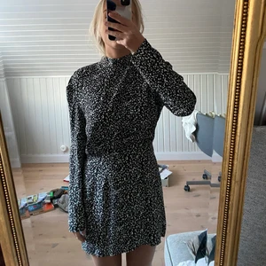 Zara klänning - Klänning från zara köpt 2020! Så vacker i storlek Small, använd 2 gånger👽
