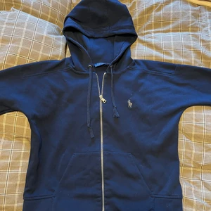 Ralph Lauren  - Äkta Ralph Lauren ziptröja. Dock inget kvitto då det var en present! Har använts väldigt fåtal gånger sen dess har den legat i en låda länge och därför säljer så någon annan har mer användning för denna fina tröja💘 Nypris har jag starkt för mig låg runt 1000kr 