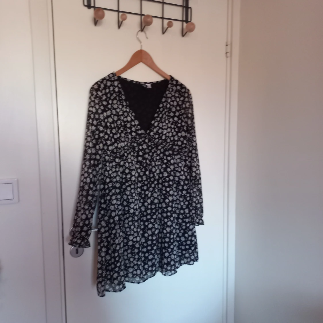 Söt svart klänning med tusenskönor - 90