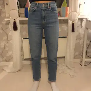 Straight leg jeans strl 32. Passform som momjeans. Säljs då jag inte använder de så mycket, är fortfarande i bra skick. Väldigt sköna och sitter bra i midjan. Nypris 499, säljs för 200 + frakt. 😊