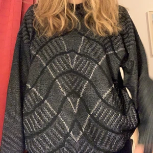 Svart Tröja - Skitkul svart tröja! Köpt second hand men bra skick :) 