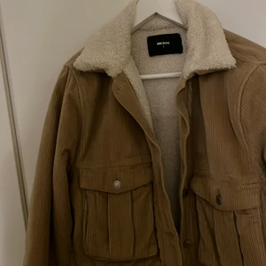 Jacka - Användes några gånger och är i mycket bra skick 💗💗