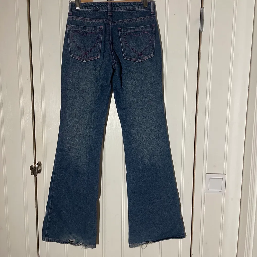 Säljer mina fina lågmidjade babygirl jaded london jeans då de inte kommer till användning längre eftersom att jag har bytt stil! De är lite slitna längst ner då jag är 160 och de passarn ngn som är 165-170 i längden <3 använda ett fåtal gånger. Köpta för runt 620 kr. Jeans & Byxor.