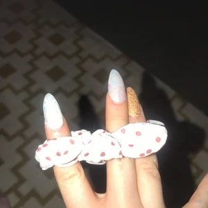 Scrunchie -  Scrunchie med prickar