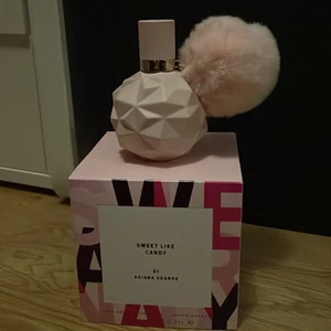 TOM ariana grande parfym  - För er som samlar på Ariana Grande saker så säljer jag denna TOMMA 50ml parfymen som knappt har några skador alls förutom i botten där färgen är lite avskavd💗Kartongen är helt felfri då jag bevarat den i en låda💗Frakten går på 69kr som även är spårbar💗