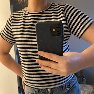 T-shirt - Svart och vit randig t-shirt från Lager 157😍