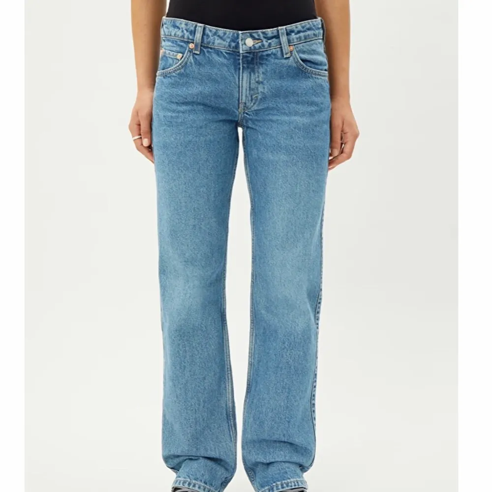 Säljer mina helt oanvända jeans från weekday i modellen arrow 💙 dem är verkligen suuupersnygga 💙💙 . Jeans & Byxor.