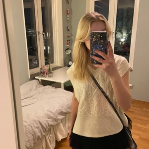 Stickad väst storlek S passar XS - Stickad väst från H&M divided, storlek S men passar mig med XS☀️Säljs då den tyvärr inte kommer till användning. Ändast använd ett fåtal gånger. !STÅR FÖR FRAKTEN SJÄLV!💗