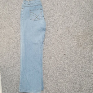 mywearwoman vida Jeans strl. 42 - Ett par snygga jeans från mywearwoman. Dem är väldigt vida och bekväma att bära. Dem har några små märken på benet och vad jag tror är lite grann vit färg men det smälter ihop i byxan och passar därför in. Storlek 42 