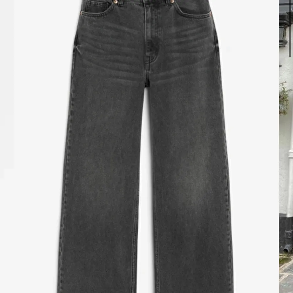 Kan skicka egna bilder om någon vill.❤️ Monki jeans i modellen yoko och färgen washed black. Dem är i storlek 27 vilket passar som en XS eller S💕 säljer för att de inte passar mig längre... finns även i ljusblå färg om nån är intresserad🥰❤️. Jeans & Byxor.