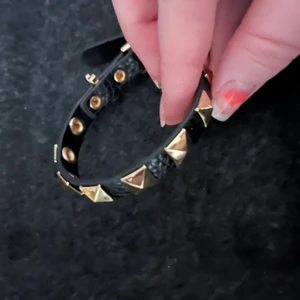 Armband - Säljer detta Stockholmstil armband! Super fint och har endast använts en gång! Från 80 kr + frakt!😍 Tveka inte att skriva vid frågor!☺️ 