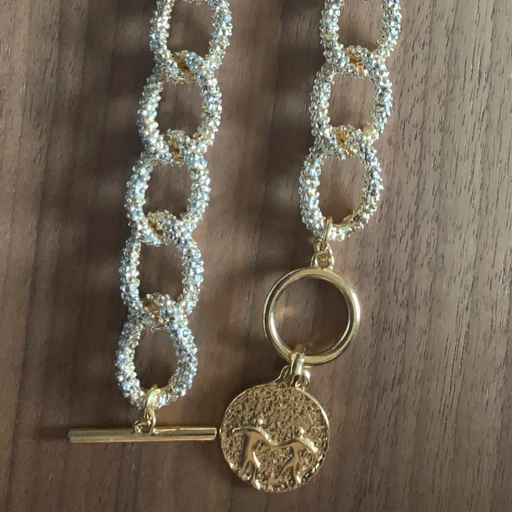 Vackert 24K guldpläterat halsband designat av Petra Tungården x Safira. Säljer för kommer inte till användning. Köpt för 2499kr, säljs inte längre. Två första bilderna är lånade från Petra Tungården, sista bilden är min.. Accessoarer.