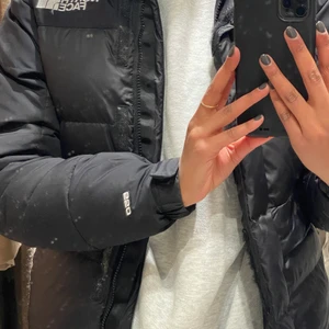 North Face Hymln dam jacka - Den har en lös passform och är i storlek xs, köpte den för 3800kr i November och har använts flitigt. Säljer den nu för att den inte passar längre!