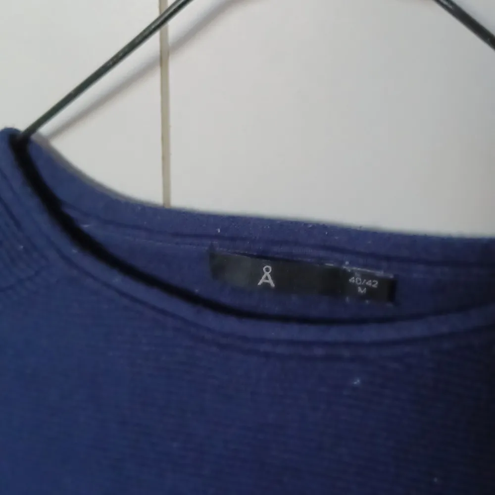 En blå ribbad tröja som jag köpt från Åhléns, säljer pga att den inte kommer till användning, bra skick!. Tröjor & Koftor.