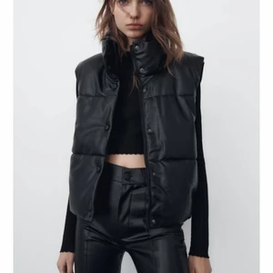 Läder väst - Snygg läder väst i nytt skick från Zara som inte kommer till användning. Skriv för fler bilder