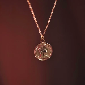 Smycken - Vår eleganta coin kollektion är nu på försäljning !❤️ Piserna är låga och bra! Halsband: 39 kr🌟 Örhänhen: 29kr🌟 Armband: 35kr 🌟Passa på och köp nu innan lagret tar slut ! !!alla bilder är mina egna!!