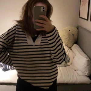 Sweatshirt - Säljer min super snygga sweatshirt ifrån Zara som aldrig är använd!!! Så fin och gosig🤍