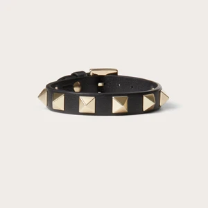Valentino garavani armband - Intresse koll på mitt svarta valentino armband. Armbandet är självklart äkta och är köpt för 2100kr på valentinos egna hemsida. Box och dust bag ingår. Skriv gärna privat vad du kan tänka dig att betala 💞 (priset diskuteras)                                   Kan tänka mig byta mot saker också! (Högsta bud just nu ligger på 1200, finns inget slutdatum)💞