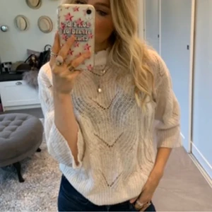 Stickad tröja  - Säljer denna jättefina stickade T-shirt då den inte kommer till användning längre💕💕köparen står för frakten☺️