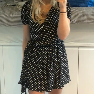 Prickig sommarklänning  - Så fin prickig sommarklänning/ ”byxkjol” klänning som passar en XS-M. 