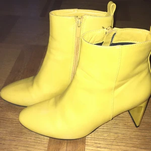 Skor , gula  - Gula högklackade skor 