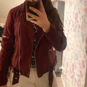Jacka i storlek 38/M - En fin jacka i storlek medium,aldrig använd och prislappen sitter kvar😊