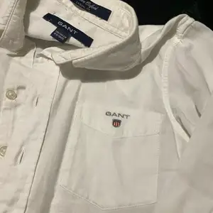 Gant skjorta vit, i storlek 9-10 år, Casual Fit, som ny, knappt använd