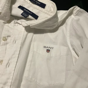 Gant skjorta junior - Gant skjorta vit, i storlek 9-10 år, Casual Fit, som ny, knappt använd
