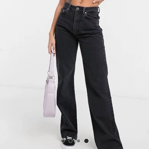 Jenas - Säljer mina jenas från ASOS då jag inte använder dom längre. Har använt dom 6 gånger och sitter väldigt bra runt minjan och rumpan/ benen. Köparen står för frakten ☺️