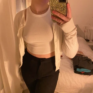 Vit stickad kofta - En super fin vit stickad kofta från H&M. Använt några fåtal gånger och är lite nopprig. Storlek S och sitter perfekt på mig som brukar ha storlek s. Sitter inte för tajt eller för stort.🥰