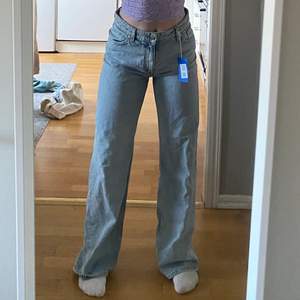 Ljusblå jeans från monki storlek 36