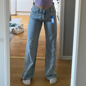 Blå jeans - Ljusblå jeans från monki storlek 36