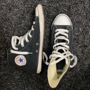 Converse skor - Helt nya superfina och trendiga Converse skor som använts en gång, säljer då de inte passar mig :( 🖤 Storlek 38, skriv för fler bilder. Endast seriösa köpare tack. Går att köpa direkt för 700 + frakt 