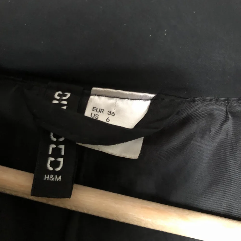 Dunjacka från H&M storlek 36. Lite fläckig på insidan av kragen (se bild) annars fint skick. Har ej testat att tvätta den.   Finns i Årsta . Jackor.