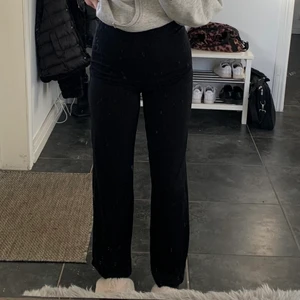 Bikbok kostymbyxor str 34 - Svarta kostymbyxor från bikbok, säljer för att dom inte kommer till användning längre! Tunt och skönt matrial med dragkedja i sidan som funkar bra!✨ str 34, nypriset är 299kr jag säljer för 80kr, frakt ingår inte i priset!