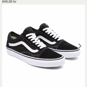 Vans old school - Vill kolla intresset på mina vans dam strl 38 då de ej kommer till användning. Använda ett fåtal gånger så är i väldigt bra skick! Nypris 850kr