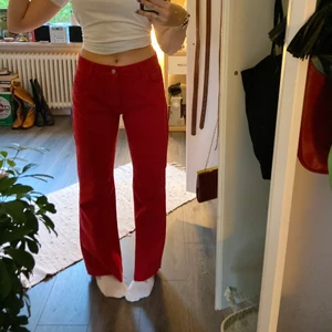 Röda jeans - Sjukt snygga röda jeans som enbart är använda 2 gånger. Köpa på ASOS för 480kr. Jag är 163cm. Köparen står för frakten🌞⭐️