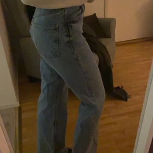 Zara jeans strl 38 - Jätte fina blå jeans ifrån zara, andvända fåtal gånger och säljer då dem inte kommer till andvändning. Fint skick och långa. Jag är 176
