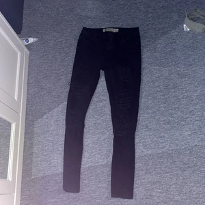 Jeans  - Ett par svara lågmidjade skinny jeans med massa hål på benen. Storlek 38. Inte använda alls mycket 