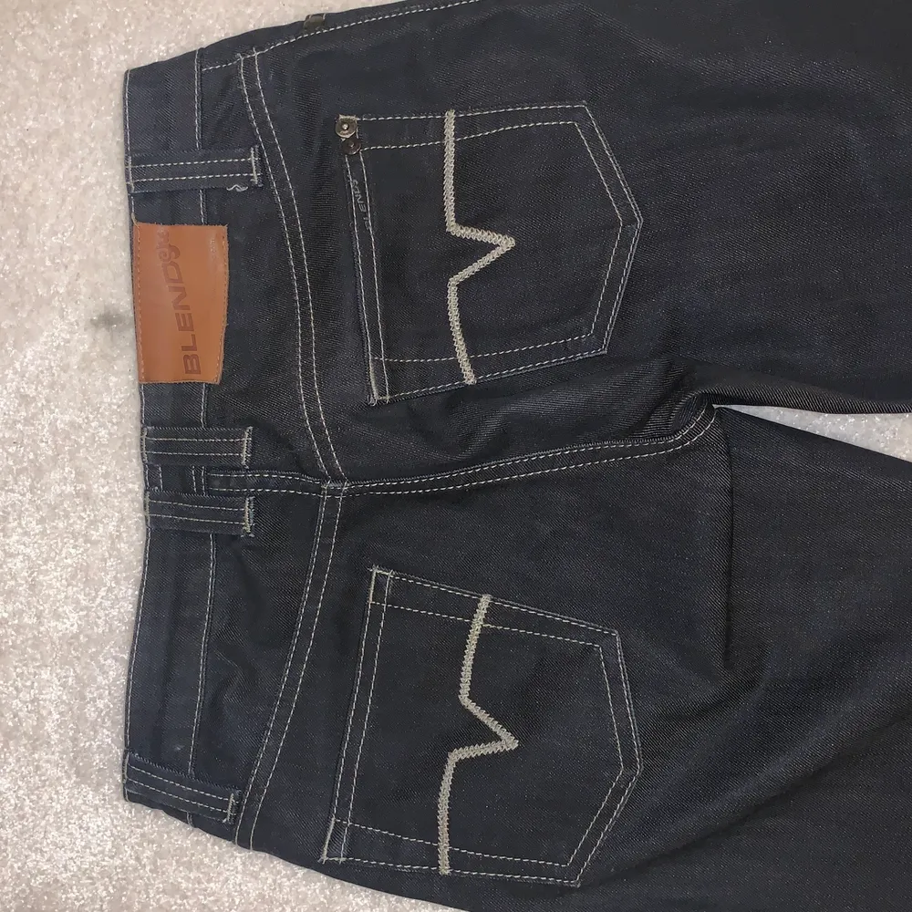 Ett par snygga BLEND jeans i storlek 27/32💝jag har vanligtvis 27 men jag upplever dem lite för tighta så jag skulle säga mer en 25a, men verkligen de mest perfekt lågmidjade jeans! 👖 . Jeans & Byxor.