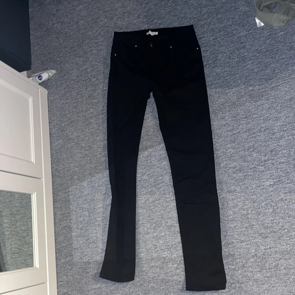Ett par svarta lågmidjade skinny jeans i storlek 36. Knappt använda nått . Jeans & Byxor.