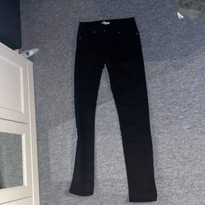 Ett par svarta lågmidjade skinny jeans i storlek 36. Knappt använda nått 