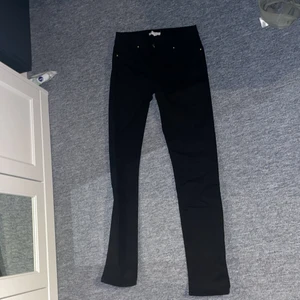 Jeans - Ett par svarta lågmidjade skinny jeans i storlek 36. Knappt använda nått 