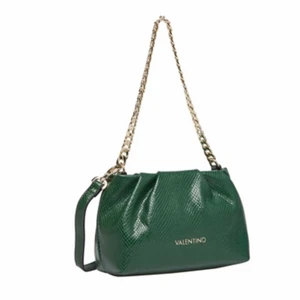 Helt oanvänd ny slutsåld valentino väska - Helt ny valentino i en trendig grön färg, modell: POPLAR. Höjd 22 cm, längd 14 cm, djup 9 cm 💚 gulddetaljer. Kommer inplastad i nyskick med medföljande längre justerbart axelband! Buda endast om du är villig att köpa! Frakt tillkommer! Köp direkt för 750!