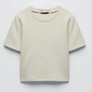 Zara soft topp - T-shirt från zara🤍aldrig använd, helt ny. Köparen står för frakten. Buda från 65 eller köp direkt för 160 + frakt 