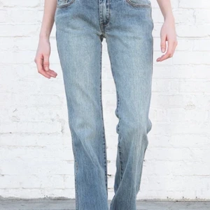 Brandy Melville ”Eleanor Jeans” - Jeansen i nyskick! Inköpta i Januari och endast använda 2 gånger. One size, låg midja, boot cut.