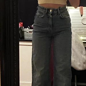 Perfekt Jeans gina tricot - Breda jeans från Gina Tricot. Mycket bra skick, inga fläckar eller hål. Högmidjade, sitter som en smäck, får bra kurvor i dem och långa i benen. As sköna och snygga. Säljer dem billigt och bra pris. Vill bara rensa garderoben.